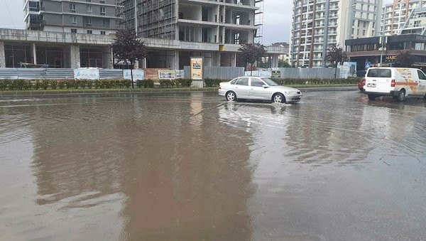 Tekirdağ'da yağmur sonrası yollar göle döndü! Gençler CHP'yi tiye aldı!