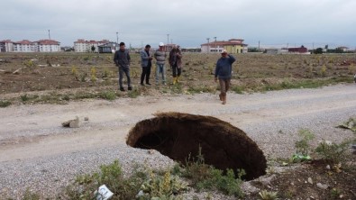 Afyon'da Endise Uyandiran Göçük Ve Yariklar