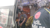 FIKRET ÇELIK - Ambulans Kavsakta Otomobille Çarpisti Açiklamasi 4 Yarali