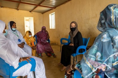Angelina Jolie, Burkina Faso'daki Bir Mülteci Kampini Ziyaret Etti