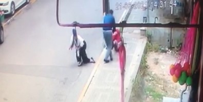 Avcilar'da Eski Esine Sokak Ortasinda Kursun Yagdirdi