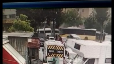 Bagcilar'da Belediye Otobüsü Park Halindeki Servis Araçlarina Çarpti Açiklamasi 4 Yarali