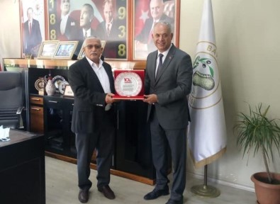 Baskan Yaman, 38 Yil Sonra Ögretmenini Karsisinda Görünce Duygulandi