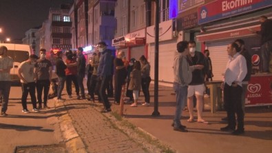 Beylikdüzü'nde Bir Dairede Cansiz Bedenleri Bulunan Anne Ve Oglunun Cenazeleri Evden Çikarildi