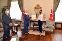 KARADENIZ - Bir Günde 444 Asi Yapan Dilan Hemsireye Basari Belgesi