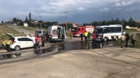 POLİS EKİPLERİ - Dolmus Ile Otomobil Çarpisti Açiklamasi 4 Yarali
