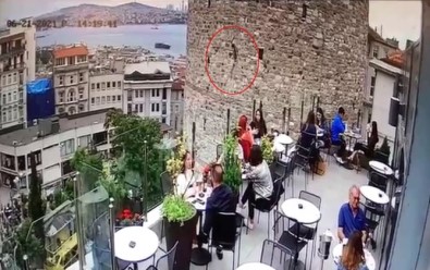 Galata Kulesi'ndeki Intihar Tesebbüsü Kamerada