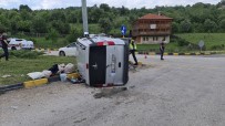 KARABÜK ÜNİVERSİTESİ - Karabük'te Hafif Ticari Araç Kavsakta Devrildi Açiklamasi 2 Yarali