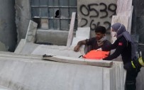 POLİS EKİPLERİ - Mermer Bloklarin Altinda Sikisan Isçiyi Itfaiye Kurtardi