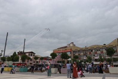 Türk Yildizlari'nin Sakarya Semalarindaki Gösterisi Nefes Kesti