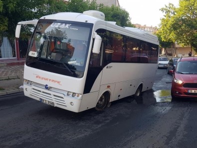 Yol Çöktü Isçi Servisi Mahsur Kaldi