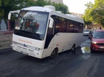 FABRIKA - Yol Çöktü Isçi Servisi Mahsur Kaldi