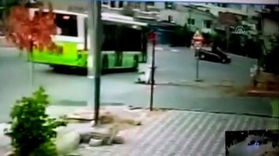 Adana'da Iki Otomobil Çarpisti Açiklamasi 2 Yarali
