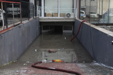 Ankara'da Is Yerlerini Su Basti, Araçlar Suya Gömüldü