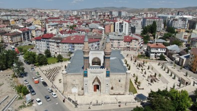 Çinileriyle Göz Kamastiran Gök Medrese Açilis Için Gün Sayiyor