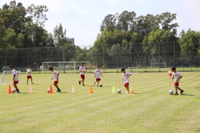 Çocuklar Futbolu Eglenerek Ögreniyor