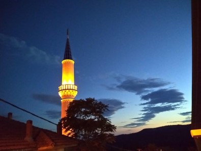 Deprem Sonrasi Yikilip Yeniden Yapilan Cami Isil Isil