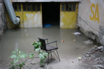 Eskisehir'de Kanalizasyon Tasti, Bir Binanin Alti Su Doldu