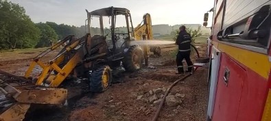 Kundaklanan Is Makinalari Alev Alev Yandi