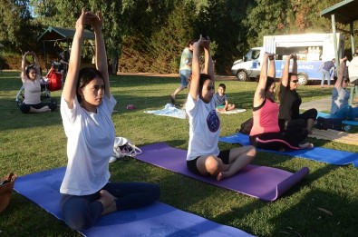 Kusadasi'nda  Dünya Yoga Günü Etkinligi