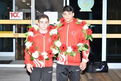 Sampiyonlara Çiçekli Karsilama