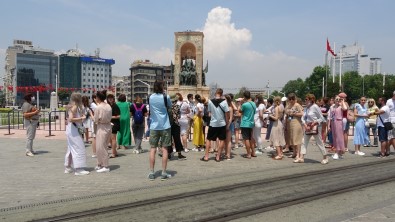 Taksim Eski Günlerine Dönüyor, Kafileler Akin Akin Geliyor