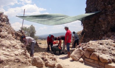 Akyaka Bizans Kalesi'nin Giris Kapisi Ayaga Kaldiriliyor