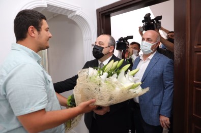 Bakan Varank, Darp Edilen IHA Muhabirini Ziyaret Etti