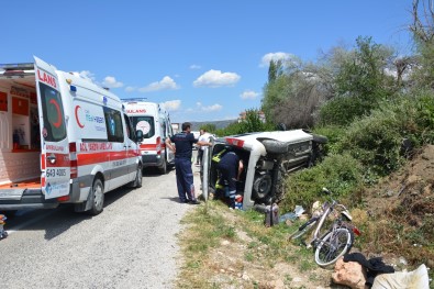 Devrilen Aracin Içinde Sikisan Yaralilari Itfaiye Kurtardi