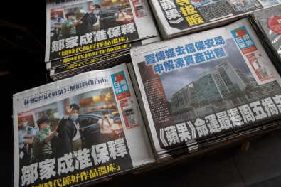 Hong Kong'da Muhalif Apple Daily Gazetesi Cumartesiye Kadar Kapatilacak