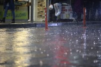 METEOROLOJI - Istanbul'da Saganak Yagis Basladi