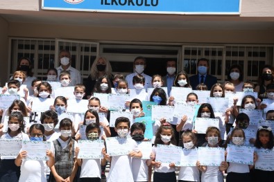 Kusadasi'nda Ögrenciler Yazdiklari Hikayeyi Kitaba Döktü