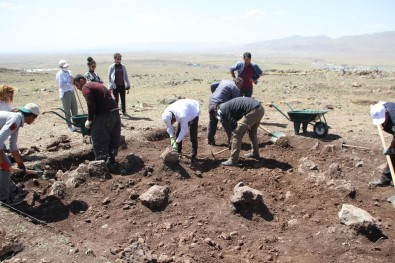 'Malazgirt Savasi Alaninin Tespiti, Tarihi Ve Arkeolojik Yüzey Arastirma' Projesine Büyük Ilgi