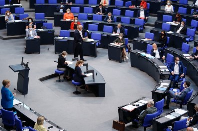 Merkel, Federal Meclis'te Son Kez Sorulari Yanitladi