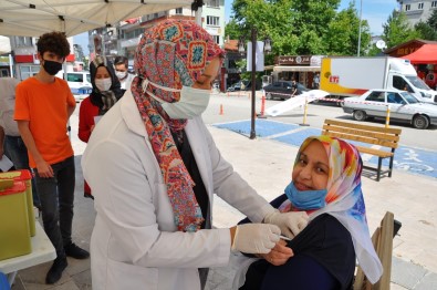 (ÖZEL) Ilçe Meydaninda Randevusuz Covid-19 Asisi