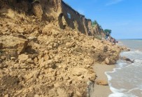 KURTARMA EKİBİ - Ukrayna'da Plajda Toprak Kaymasi Yasandi