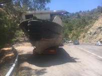 GÖCEK - Yolda Kalan Tekne Yüklü Çekiciye Polisler Yardim Etti