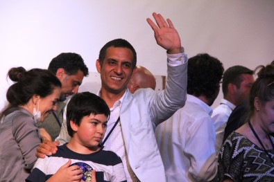 Baskan Olunca Gözyaslarini Tutamadi