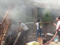 KARBONMONOKSİT - Elazig'da Ev Yangini Açiklamasi 2 Kisi Dumandan Etkilendi