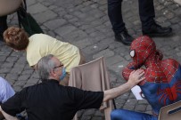 Hasta Çocuklarin Kahramani Örümcek Adam, Papa Ile Görüstü