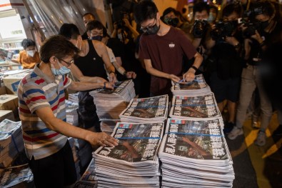 Hong Kong'da Muhalif Apple Daily Gazetesi Kapatildi
