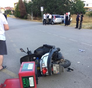 Moto Kurye Otomobille Çarpisti Açiklamasi 2 Yarali