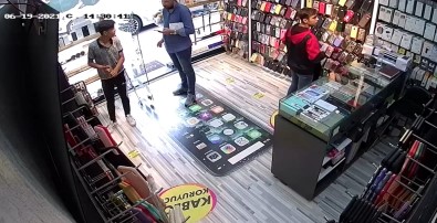 Müsteri Gibi Gelip Sadaka Kutusunu Böyle Çaldilar