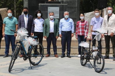 Ödüllü YKS Deneme Sinavinda Dereceye Girenlere Ödülleri Verildi
