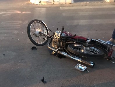 Otomobille Çarpisan Motosikletin Sürücüsü Yaralandi