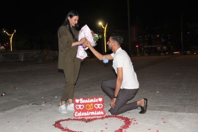 (Özel) Erzincan'da Genç Adamdan Kiz Arkadasina Meydanda Sürpriz Evlilik Teklifi