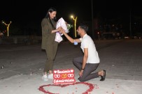 BİHABER - (Özel) Erzincan'da Genç Adamdan Kiz Arkadasina Meydanda Sürpriz Evlilik Teklifi