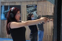 GÜVENLİK GÖREVLİSİ - (Özel) Kadinlarin Silah Tutkusu