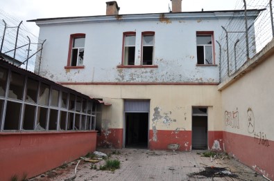 Stalin'in Kayinpederinin Yattigi Cezaevi Yikiliyor