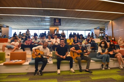 Bursa'da YKS'ye Girecek Ögrencilere Kütüphanede Sürpriz Konser